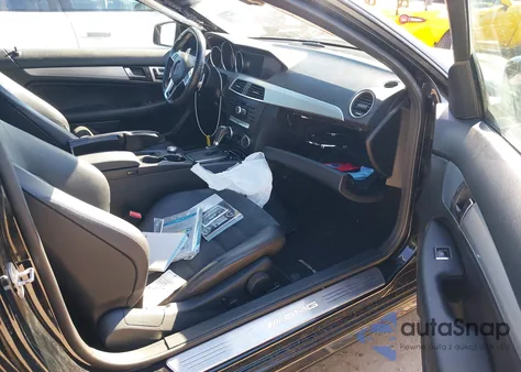 2014 Mercedes-Benz C 63 Amg z USA, uszkodzony, nr VIN WDDGJ7HBXEG322336